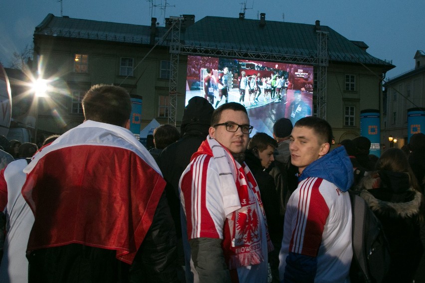 Krakowianie kibicowali na Małym Rynku [ZDJĘCIA, WIDEO]