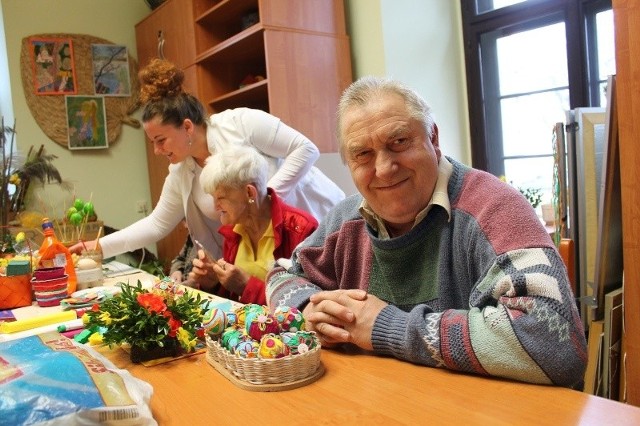 Gerard Świętek z Szymiszowa dwa lata temu oddał gminie Strzelce Opolskie dom. W zamian samorząd płaci za jego utrzymanie w DPS-ie. Dziś mężczyzna czuje się szczęśliwy. Gdy oddawanie majątku stanie się przymusem, taka forma "współpracy&#8221; z gminą może być odbierana znacznie gorzej.