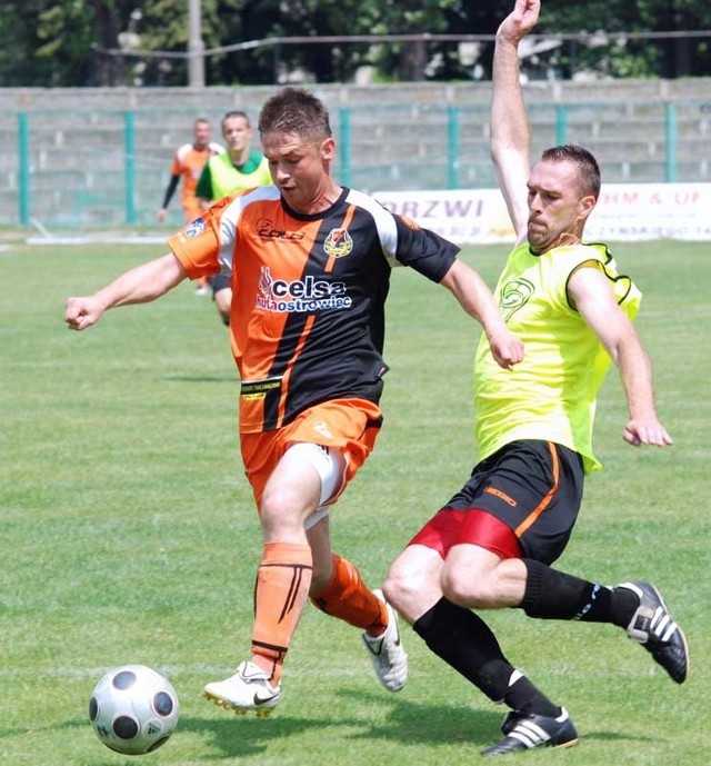 Piłkarze Stali Stalowa Wola (z prawej Marek Drozd) rozpoczną nowy sezon w drugiej lidze później niż planowano. Ich mecz z Sokołem Sokółka został przełożony.