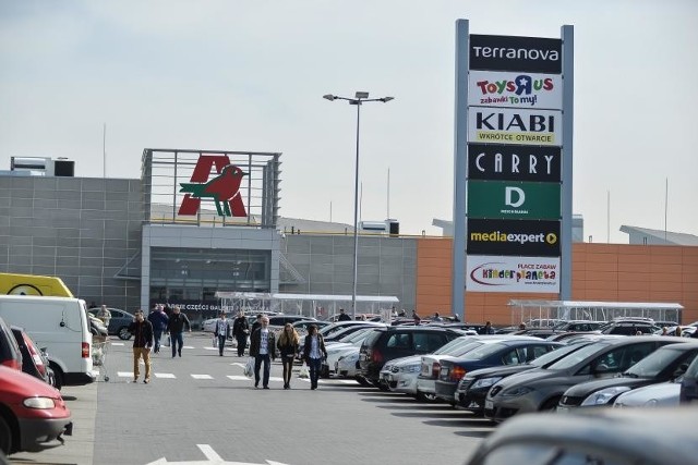 Zarobki w marketach i sieciówkach. Tyle płacą! {KWOTY]Auchan - 1420 - kwota dla pracownika hali