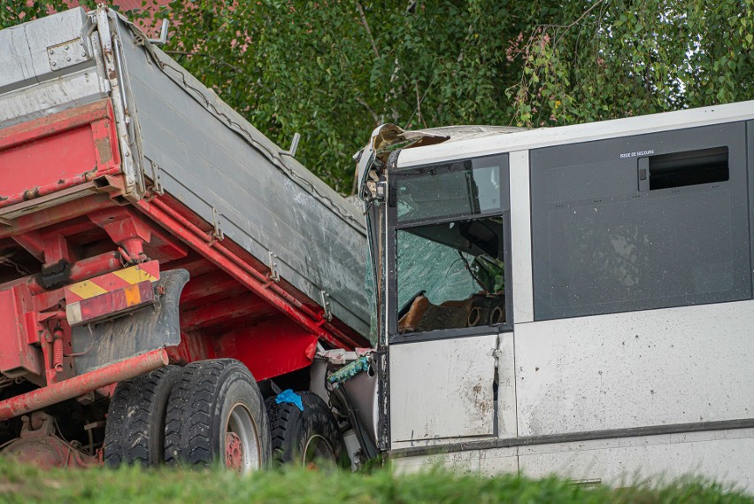 Śmiertelny wypadek w Świniarsku. Tir zderzył się z autobusem przewożącym dzieci 