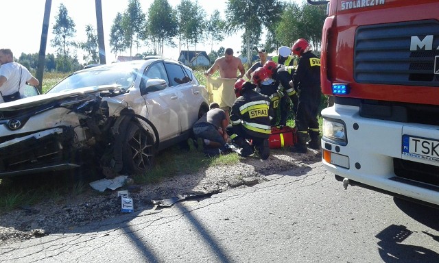 Do dramatycznego wypadku doszło we wtorek na lokalnej drodze między wsiami Zalezianka i Występa  w gminie Łączna w powiecie skarżyskim. Na wąskiej drodze przed godziną 13 zderzyły się audi TT i toyota RAV 4. Z pierwszych informacji wynika, że ranne są dwie osoby. Na miejscu od razu rozpoczęła się akcja ratownicza poprowadzona przez okolicznych mieszkańców i chwilę potem strażaków ochotników. Z relacji świadków zdarzenia wynikało, że najbardziej poszkodowana jest młoda dziewczyna. Auta biorące udział w wypadku są zarejestrowane w powiatach skarżyskim i kieleckim.Policja poinformowała ,że kierowca audi TT "wydmuchał" 1,4 promila alkoholu.     Na kolejnych slajdach ustalenia policji i zdjęcia z wypadku między Zalezianką a Występą