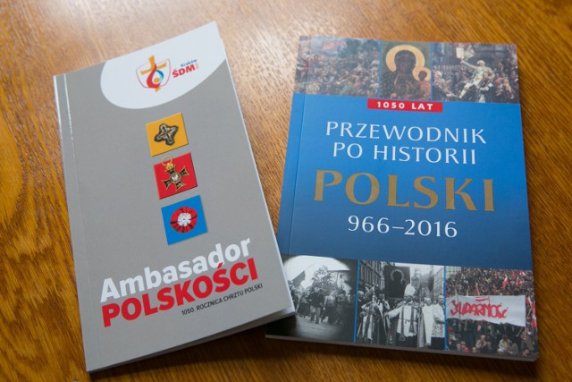 „Ambasador polskości” to broszura wskazująca Polakom, co mają opowiadać pielgrzymom. Druga książka to krótki podręcznik historii