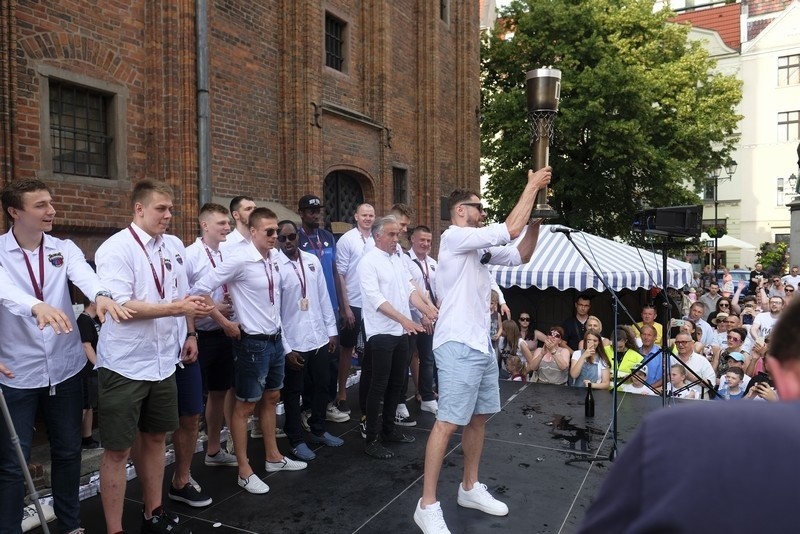 Na toruńskim Rynku Staromiejskim odbyła się feta z okazji...