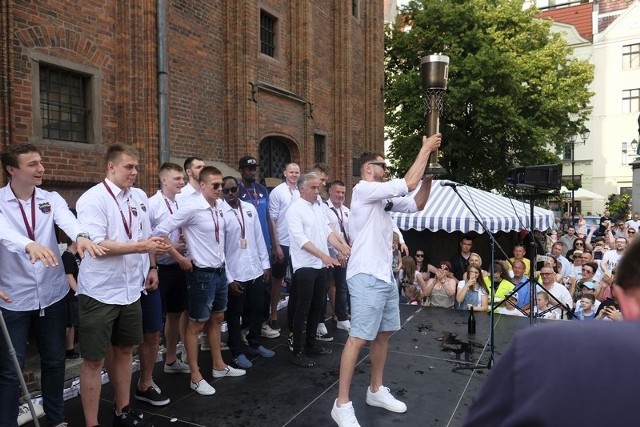 Na toruńskim Rynku Staromiejskim odbyła się feta z okazji zdobycia wicemistrzostwa Polski przez koszykarzy Polskiego Cukru. Z kibicami spotkała się niemal cała drużyna - nieobecny był tylko Rob Lowery, który z powodów rodzinnych poleciał już do USA. W trakcie świętowania nie zabrakło szampana, konfetti oraz rozdawania autografów przez zawodników i pozowania do pamiątkowych zdjęć z fanami.Zobacz zdjęcia z fety ---->POLUB NAS NA FACEBOOKU Nie wiesz, jak skorzystać z PLUSA? Kliknij TUTAJ;nf, a dowiesz się więcej![lista][*] Co dostanę w ramach abonamentu?;nf[*] Dlaczego mam płacić za treści w sieci?;nf[*] Najczęstsze pytania;nf[/lista]