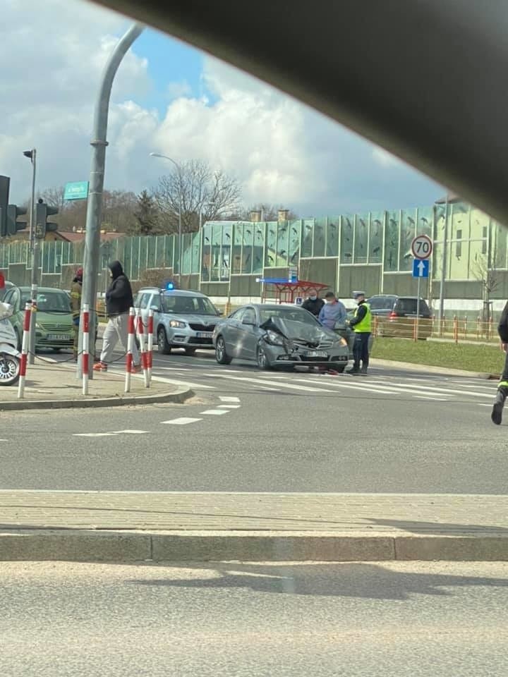 Białystok. Wypadek na skrzyżowaniu Mickiewicza i Św. Ojca Pio. Dwie osoby trafiły do szpitala [ZDJĘCIA]