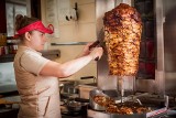 Kebaby są niskiej jakości, ale i tak się nimi zajadamy. Biznes wart jest niemal 3 mld zł. O tym, jak kebab stał się polskim daniem narodowym