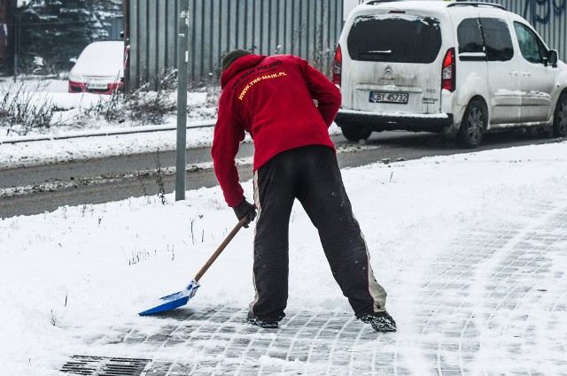 Firmy odśnieżające robiły co mogły, ale padający przez kilka dni śnieg nie dał się pokonać.