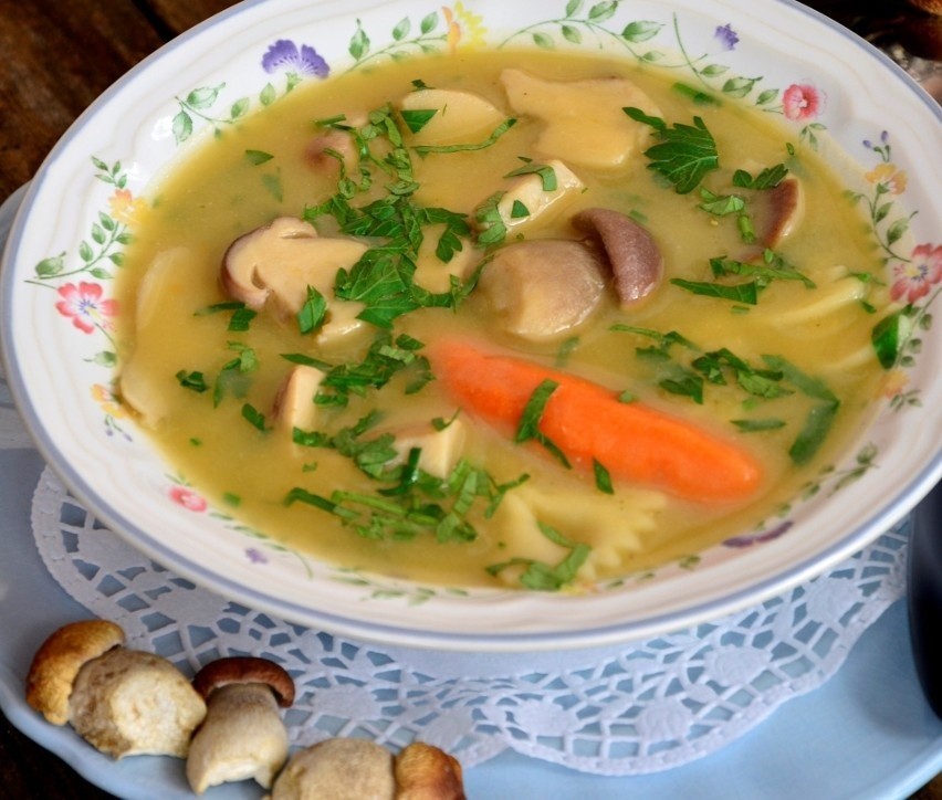 Klasyczna zupa grzybowa ze świeżych prawdziwków z makaronem.