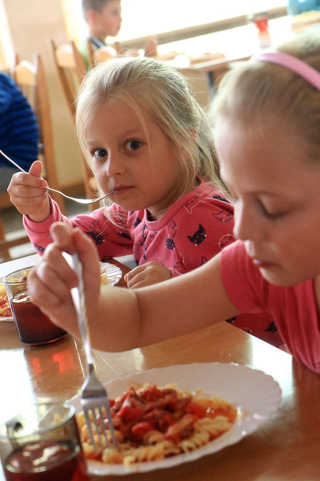 Dzieci mają już swoje smaki i nie chcą jeść tego, co jałowe. Na własną rękę próbują więc poprawiać jakość potraw