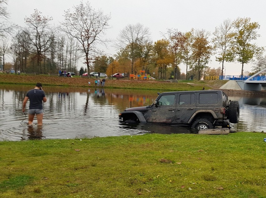 W Wasilkowie do zalewu wjechał jeep. Pomogli strażacy.