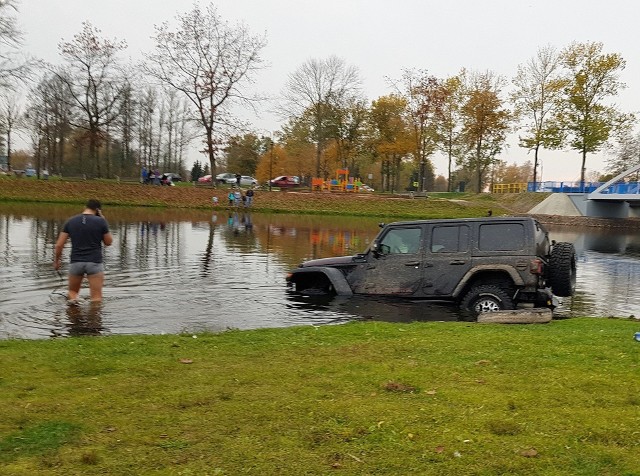 W Wasilkowie do zalewu wjechał jeep. Pomogli strażacy.