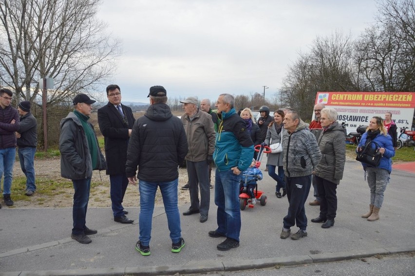 Ostrów. Protest mieszkańców przy zamkniętym moście na Dunajcu [ZDJĘCIA]