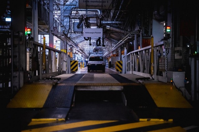 Fabryka Volkswagena bez ludzi to niecodzienny widok. Pracownicy mają tam wrócić 27 kwietnia.Przejdź do kolejnego zdjęcia --->