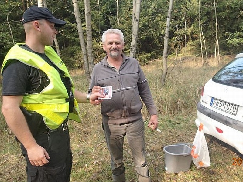 Wschowscy policjanci podpowiadają grzybiarzom, jak zachować się w lesie (zdjęcia)