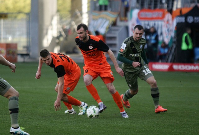 28.04.2016 lubin ekstraklasa pilka nozna kghm zaglebie lubin - legia warszawa zawodnicy z lubina w pomaranczowych strojach nz filip starzynski gazeta wroclawskapiotr krzyzanowski/polska press grupa