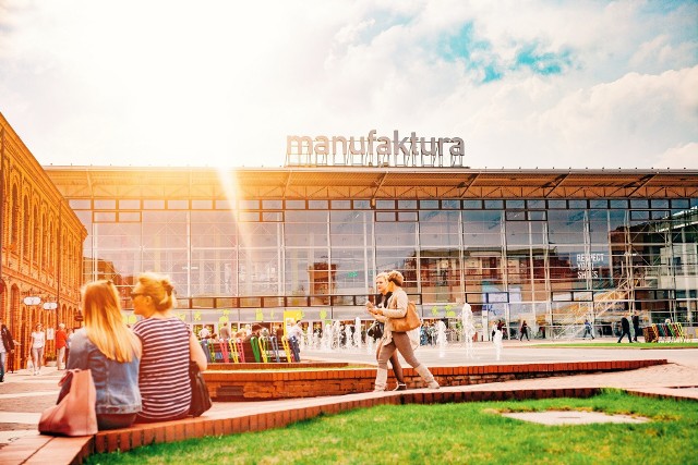 Manufaktura zmieniła godziny pracy.W strefie food court można przed porannymi zakupami wzmocnić się śniadaniem, gdyż tamtejsze lokale pracują już od 9:30. Ta przestrzeń zamyka się o godz. 21. Food court, w przeciwieństwie do galerii handlowej, pracuje również w niedziele niehandlowe – ciepły posiłek można w takie dni zjeść tu od godz. 12 do 20.W „nie zakupowe” dni pracują również restauracje i kawiarnie – co najmniej od 10 do 21, ale mogą dłużej: o szczegóły warto pytać w konkretnych lokalach.JAK SĄ OTWARTE SKLEPY? ZOBACZ NA KOLEJNYM SLAJDZIE