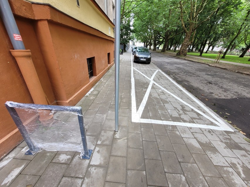 Stojaki rowerowe blokują chodnik. Ratusz zapewnia, że zostaną usunięte
