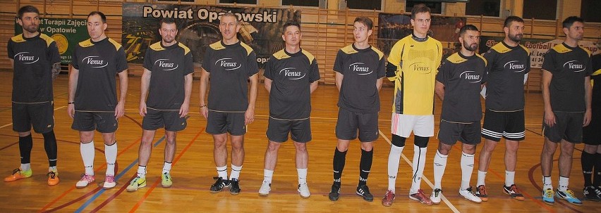 Reprezentacja Opatowskiej Ligi Futsalu. Na zdjęciu, od...