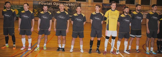 Reprezentacja Opatowskiej Ligi Futsalu. Na zdjęciu, od lewej: Tomasz Persona, Rafał Lasota, Marek Swat, Dariusz Duda, Tomasz Żelazowski, Jakub Kapsa, Karol Krupa, Rafał Wójcik, Dariusz Pietrasiak, Tadeusz Krawiec.