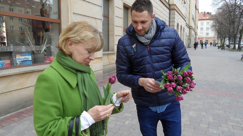 Kwiaty na Dzień Kobiet od GKS Tychy.