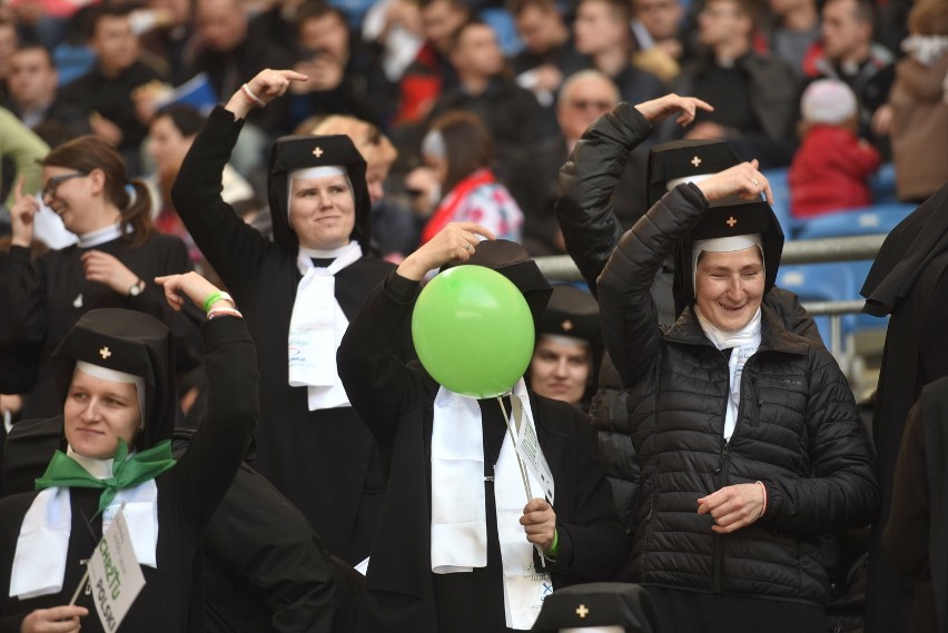 Rocznica chrztu Polski: Na stadion przybywają tłumy
