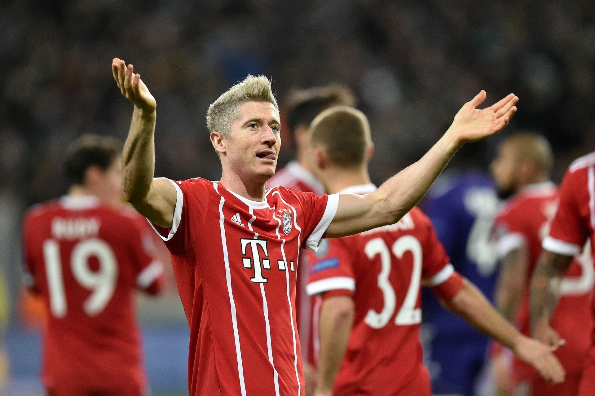 Robert Lewandowski - zarobki na poziomie gigantów [ILE ZARABIA