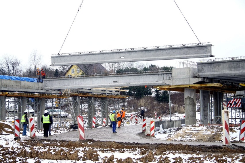 Budowa wiaduktu na Poligonowej. 18 z 72 belek konstrukcyjnych dotarło do Lublina (ZDJĘCIA)