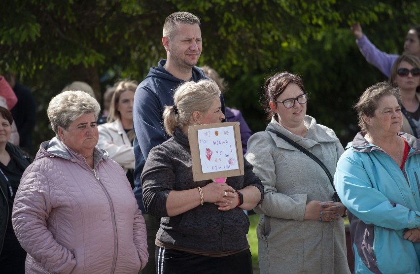 Mieszkańcy Mścic przyszli z transparentami: "Dzieci nie...