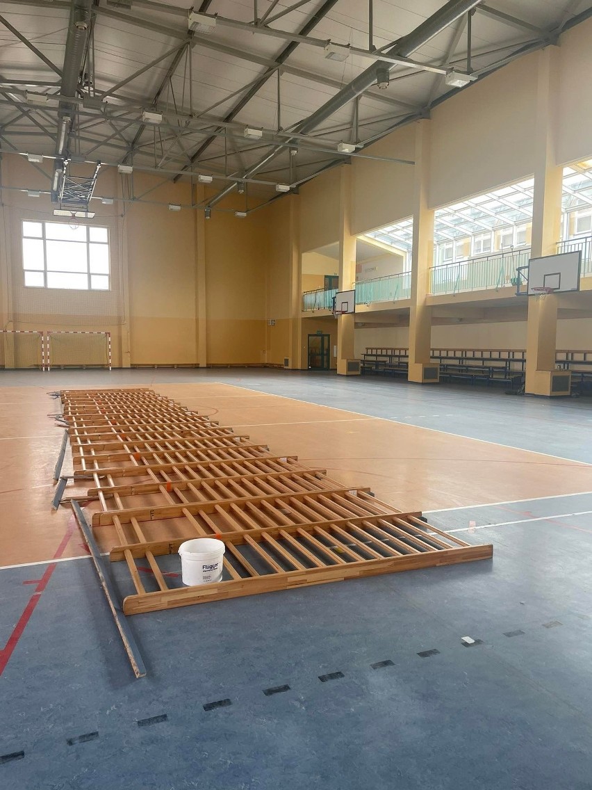Rozpoczął się remont hali sportowej w Jasieńcu. Są pierwsze efekty prac. Zobacz zdjęcia