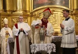 Uroczysta Msza Krzyżma w Bazylice Katedralnej w Kielcach z udziałem trzech biskupów i kilkuset księży z całej diecezji kieleckiej