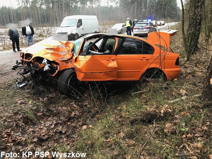 Leszczydół-Nowiny: wypadek BMW. Kierowca uderzył w drzewo, zabrała go karetka