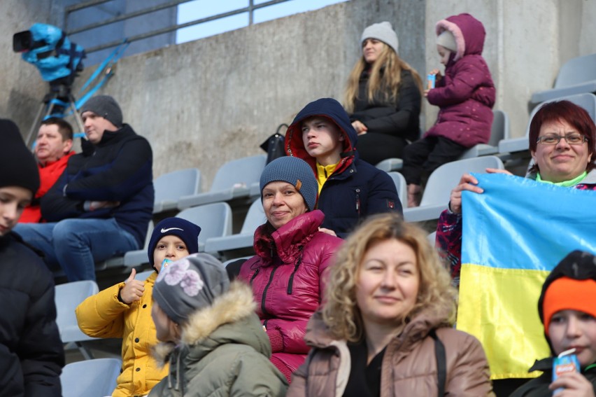 Znany piłkarz Kyryło Petrow i spora grupa uchodźców z Ukrainy na meczu Korony Kielce z Resovią na Suzuki Arenie. Zobacz zdjęcia