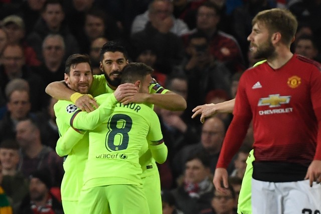 Piłkarze Barcelony cieszą się ze strzelonego gola w pierwszym meczu w Manchesterze, obok smutny pechowiec Luke Shaw, autor samobójczego trafienia