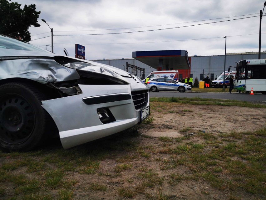 Wypadek na ul. Gryfińskiej w Szczecinie. Zderzenie autobusu z osobówką. Pięć poszkodowanych osób trafiło do szpitala - 18.05.2020