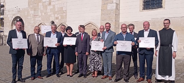 Prawie 6 i pół miliona złotych trafiło do powiatu jędrzejowskiego na remonty i konserwację zabytków. Promesy wręczył poseł Bartłomiej Dorywalski. Więcej na kolejnych zdjęciach