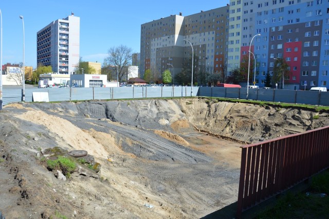Jest już wykopany dół pod fundamenty restauracji KFC w centrum Stalowej Woli przy Alejach Jana Pawła II.