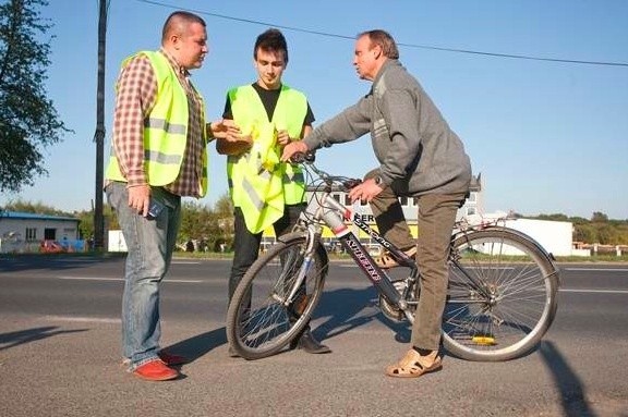 Akcja rozdawania odblasków w Słupsku.