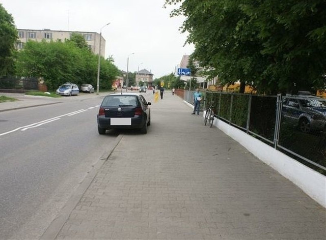 Wypadek rowerzystki na Widowskiej. 8-latka uderzyła ją drzwiami (zdjęcia)