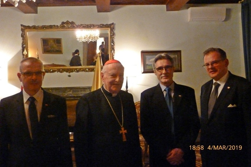 Od lewej: ambasador Janusz Kotański, kardynał Zenon...