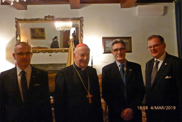 Od lewej: ambasador Janusz Kotański, kardynał Zenon Grocholewski, Jerzy Stopa oraz minister Jan Kasprzyk podczas uroczystości w Watykanie