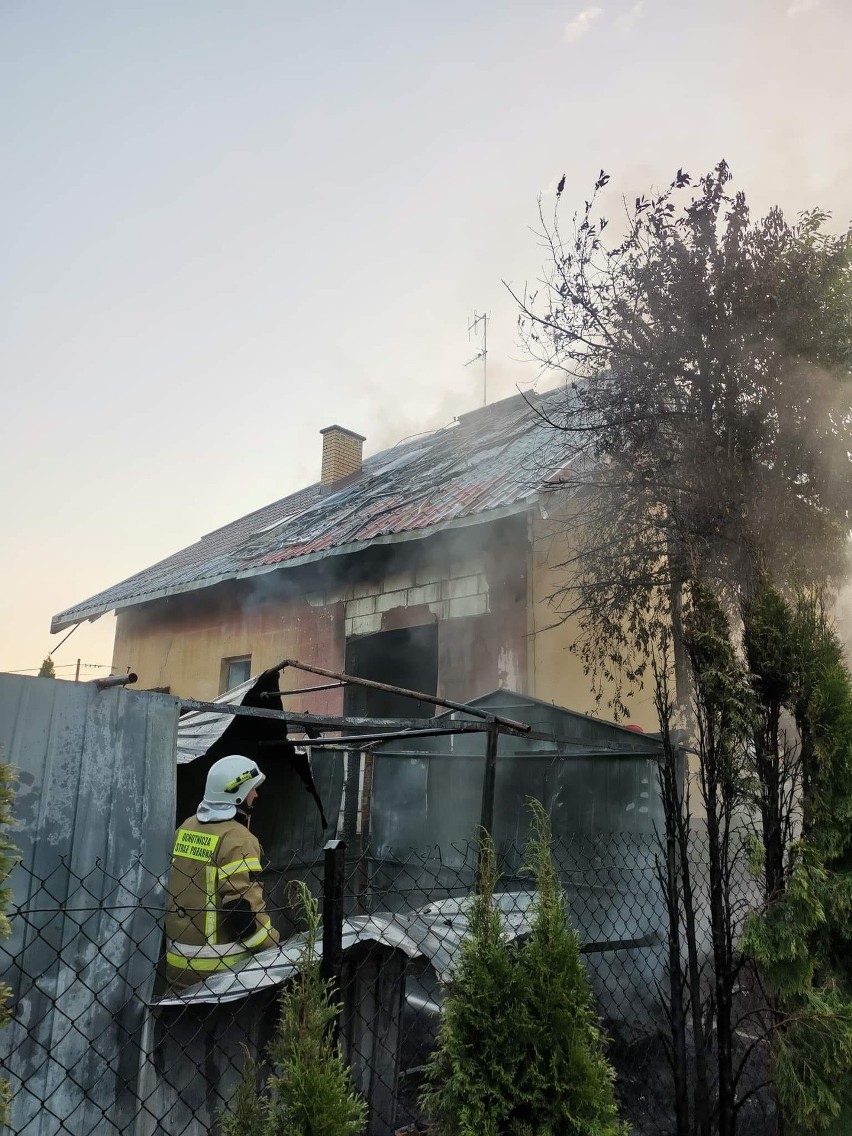 Pożar w Krupnikach. Palił się dom jednorodzinny i garaż