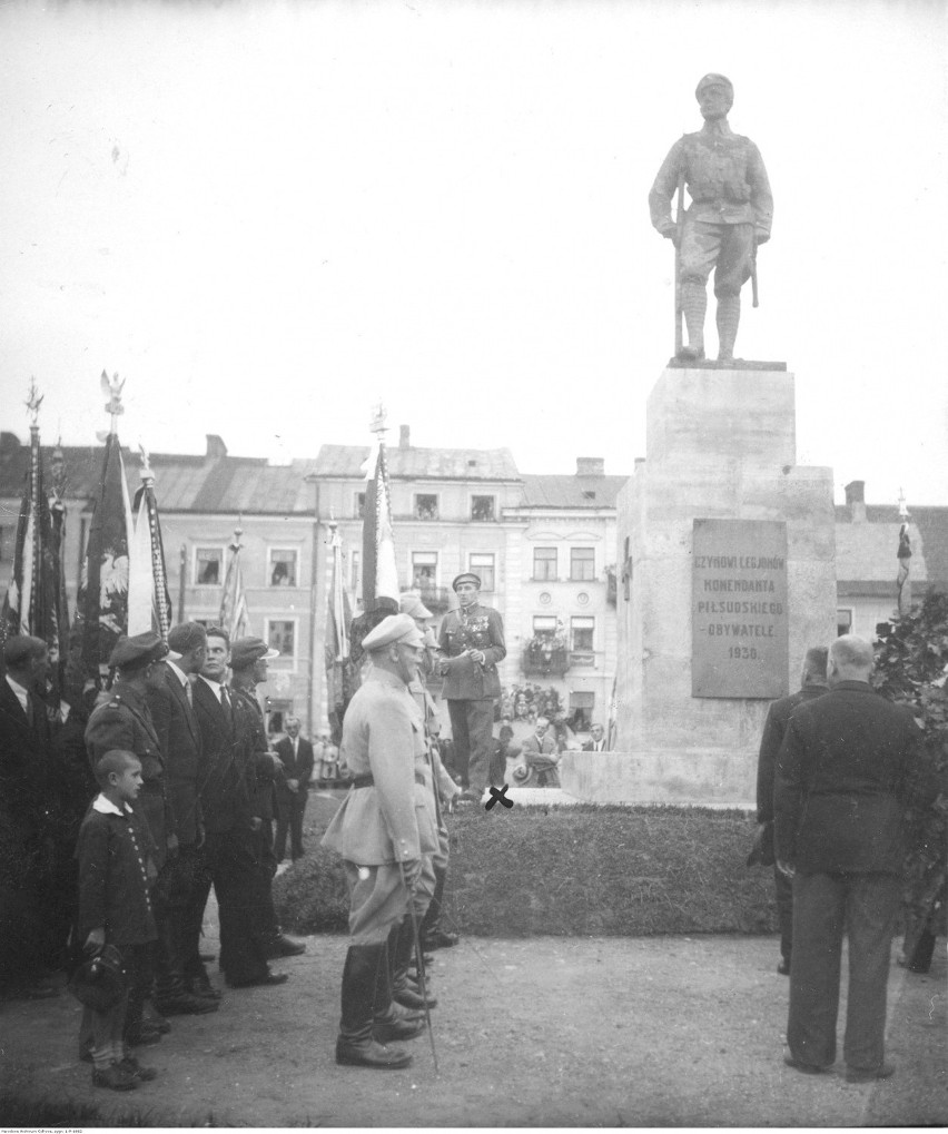 W Rynku w Radomiu odsłonięto pierwszy pomnik Legionisty....