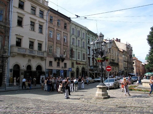 Polacy we Lwowie na swoją siedzibę otrzymali dawny budynek wojskowy położony poza widocznym na zdjęciu centrum tego miasta.