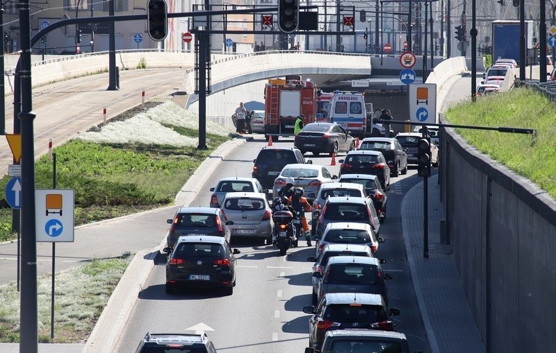 Uwaga kierowcy - wypadek w tunelu trasy W-Z. Tunel w kierunku Widzewa jest zamknięty