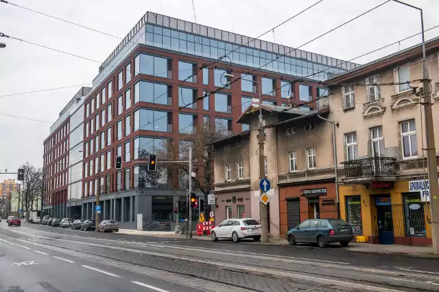 Giant Office to kompleks biurowy klasy A, który powstał przy ulicy Głogowskiej 151 na poznańskim Górczynie. Wyróżnia go efektowna elewacja, na którą składają się okładzina betonowa, ręcznie formowana cegła oraz 4-metrowe tafle szkła. Przejdź do kolejnego zdjęcia --->