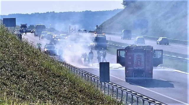 Na autostradzie A4, w okolicy węzła Rudno, spłonął samochód osobowy