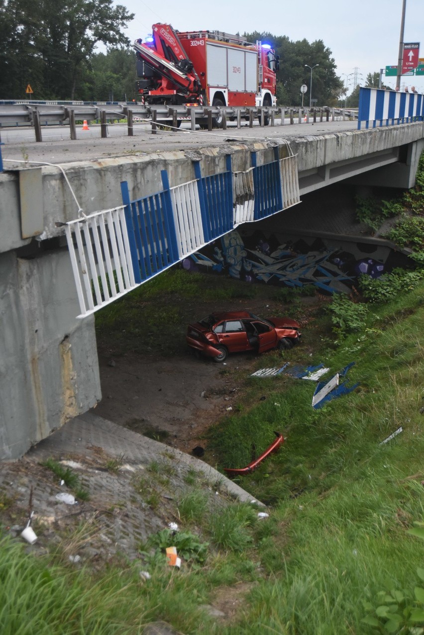 Samochód spadł z wiaduktu w ciągu DK86 w Katowicach