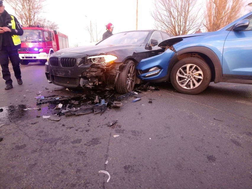 Wypadek na Kosmonautów. Kierująca BMW nie ustąpiła pierwszeństwa (ZDJĘCIA)