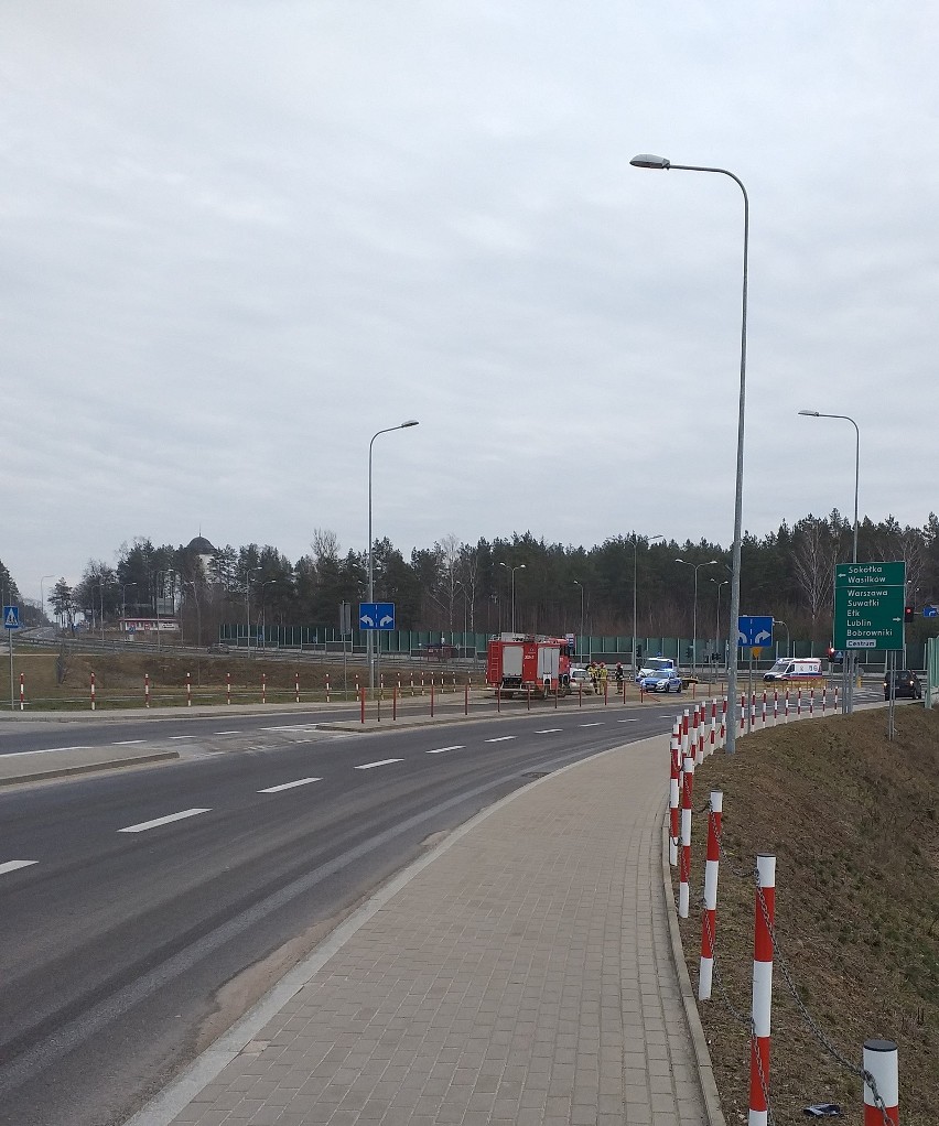 Białystok. Toyota wjechała w przystanek autobusowy